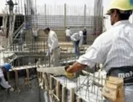 کارگران ساختمانی در حال ساخت پروژه‌های مسکونی و تجاری در ایران