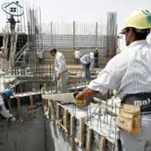 کارگران ساختمانی در حال ساخت پروژه‌های مسکونی و تجاری در ایران